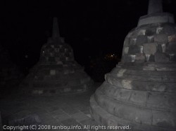 夜のストゥーパ